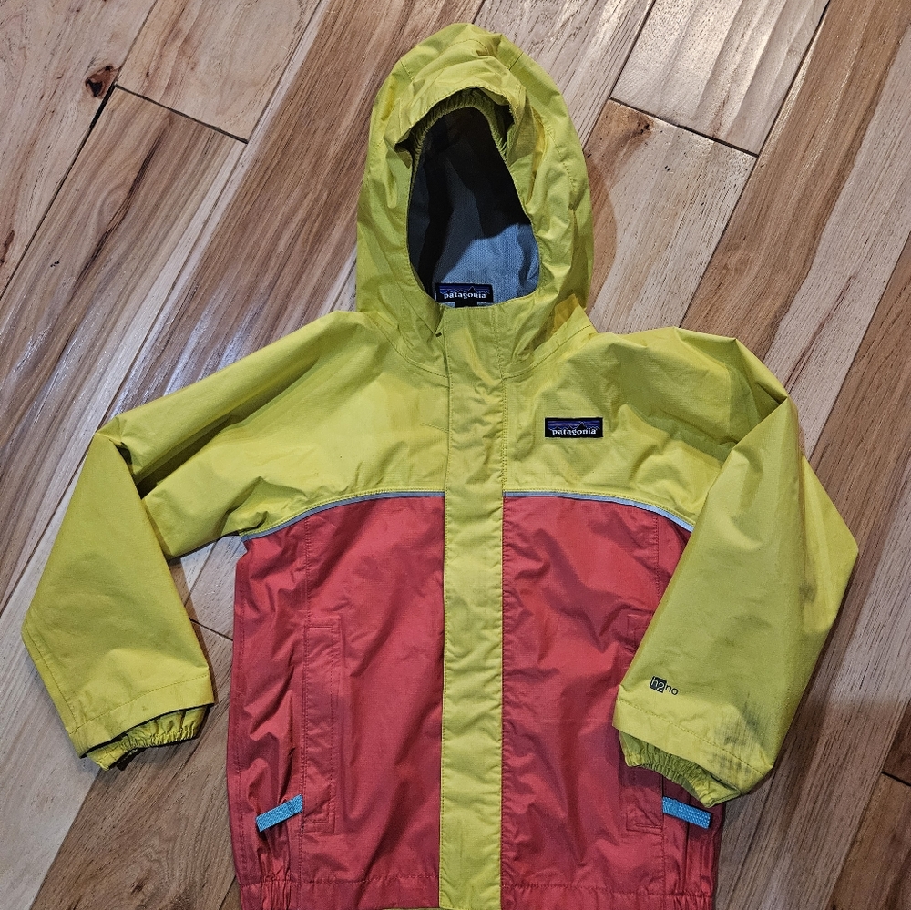 Patagonia  rain jacket 4t